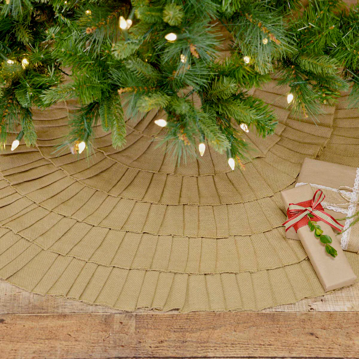 Festive Natural Burlap Ruffled Tree Skirt - Image 3